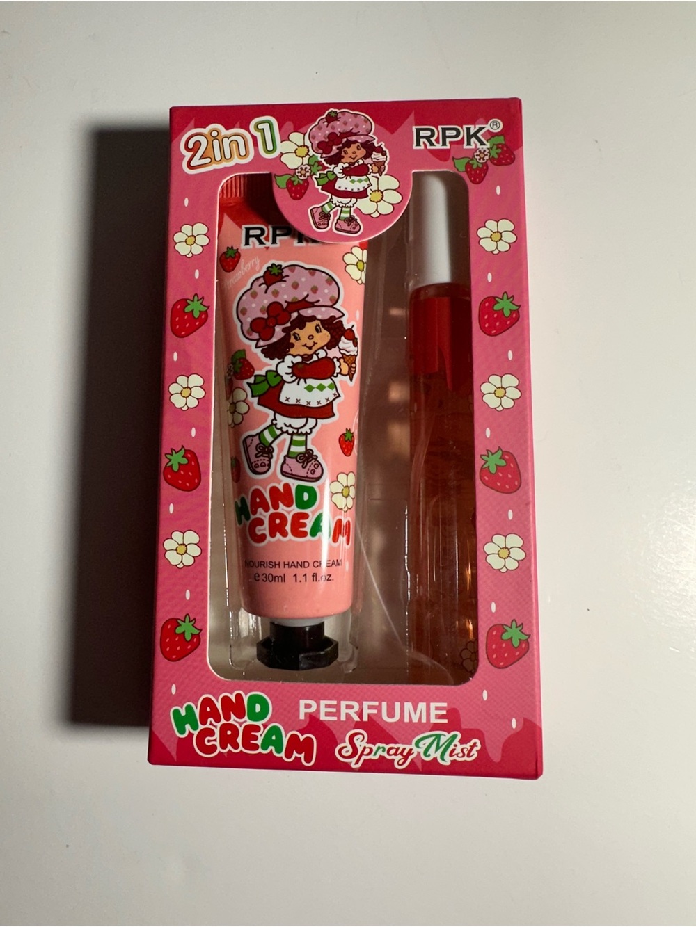 🍓 Strawberry-Themed Beauty Gift Set – Cosmetic Bag, Lip Gloss, Hand Cream & More - Picture 4 of 8